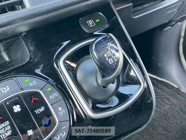 Toyota VOXY HYBRID 2018-02 6248385-9