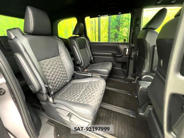 Toyota VOXY HYBRID 2022-12 6266341-7