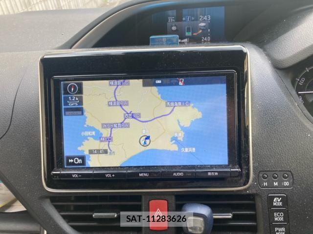 Toyota VOXY HYBRID 2018-03 6277684-17
