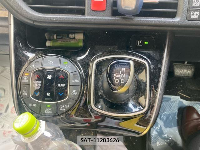 Toyota VOXY HYBRID 2018-03 6277684-18