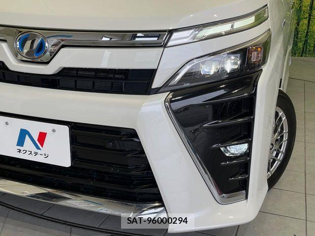 Toyota VOXY HYBRID 2019-04 6307232-12