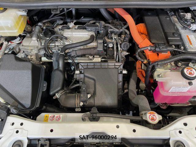 Toyota VOXY HYBRID 2019-04 6307232-17