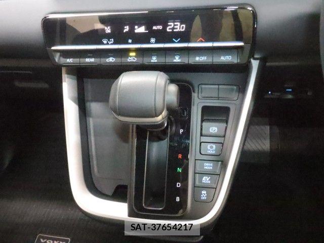 Toyota VOXY HYBRID 2022-04 6504771-18