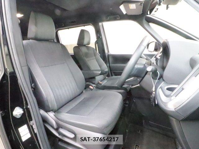 Toyota VOXY HYBRID 2022-04 6504771-3