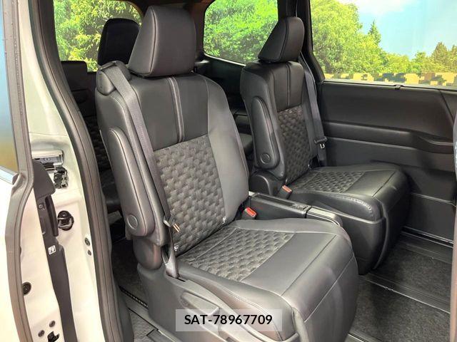Toyota VOXY HYBRID 2026-03 6504740-10