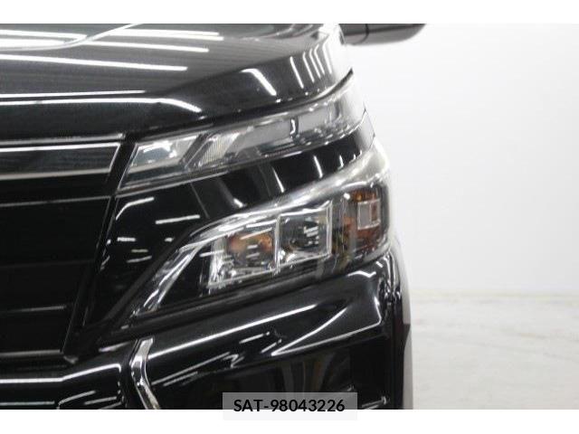 Toyota VOXY HYBRID 2017-09 6504781-14