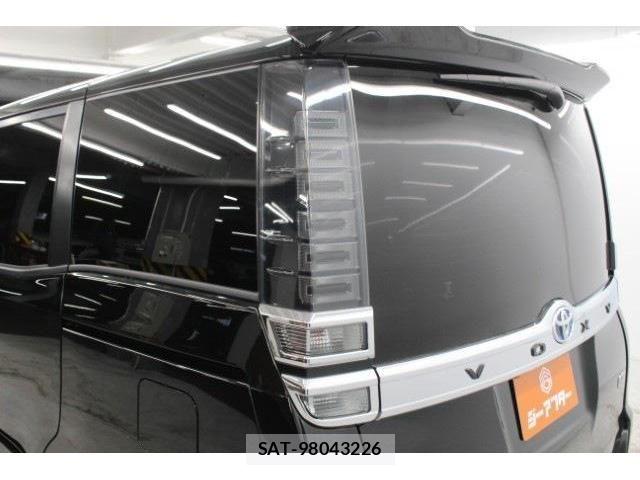 Toyota VOXY HYBRID 2017-09 6504781-17