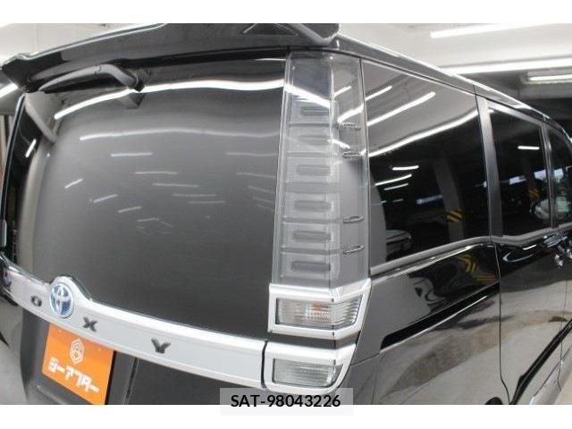 Toyota VOXY HYBRID 2017-09 6504781-18