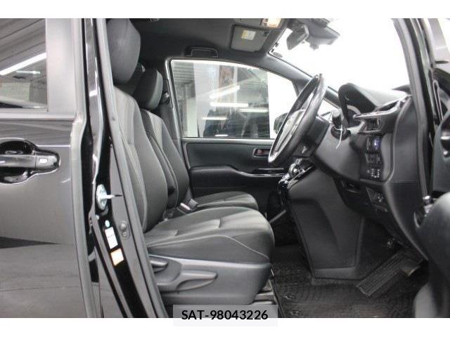 Toyota VOXY HYBRID 2017-09 6504781-29