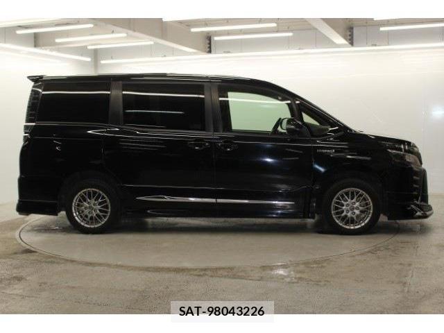 Toyota VOXY HYBRID 2017-09 6504781-3
