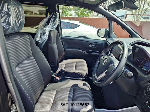 Toyota VOXY HYBRID 2018-06 6547396-9