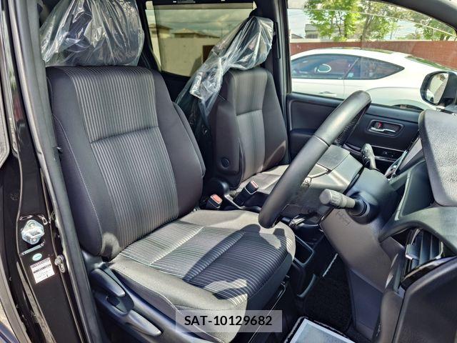 Toyota VOXY HYBRID 2018-06 6547396-11