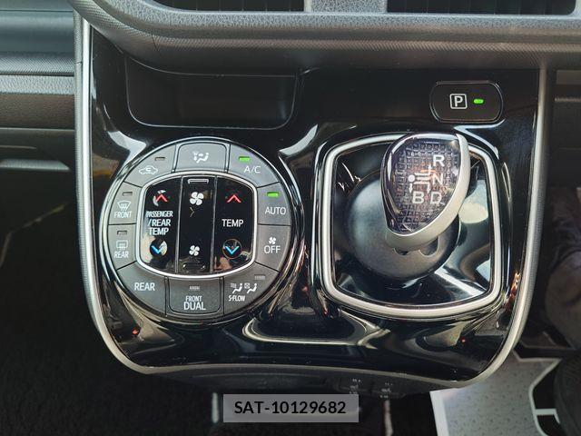 Toyota VOXY HYBRID 2018-06 6547396-16