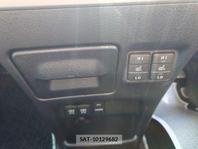 Toyota VOXY HYBRID 2018-06 6547396-17