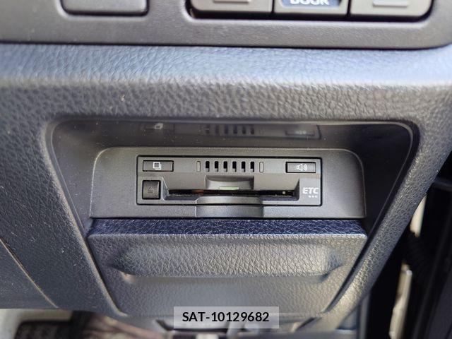 Toyota VOXY HYBRID 2018-06 6547396-19