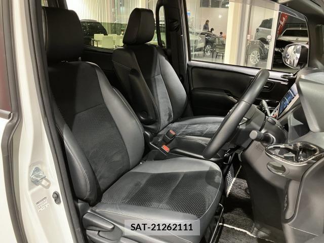Toyota VOXY HYBRID 2021-07 6615651-10