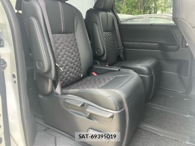Toyota VOXY HYBRID 2026-04 6615622-23