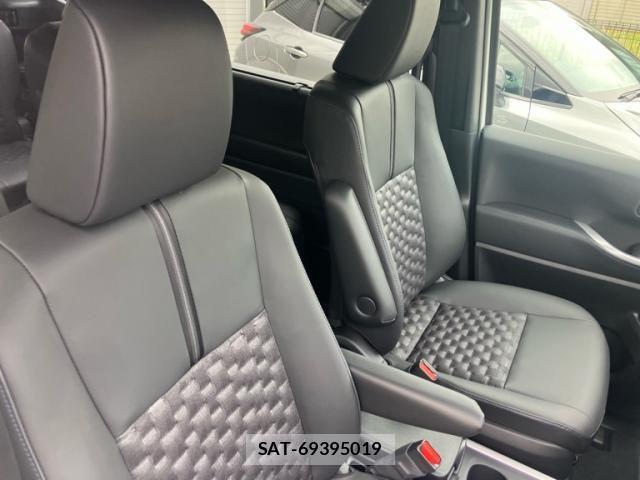 Toyota VOXY HYBRID 2026-04 6615622-7