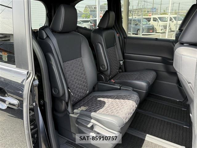 Toyota VOXY HYBRID 2022-04 6615646-16