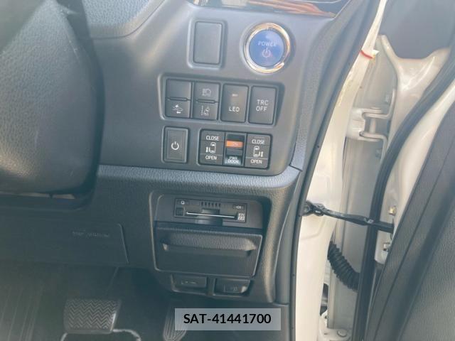 Toyota VOXY HYBRID 2020-11 6615654-17