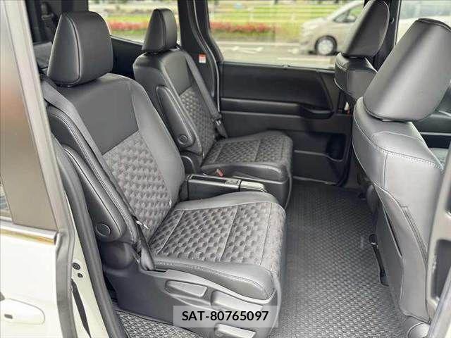 Toyota VOXY HYBRID 2024-08 6642856-17