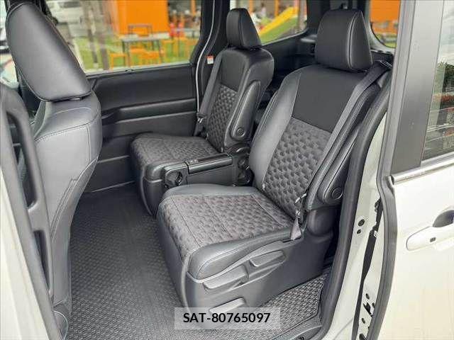 Toyota VOXY HYBRID 2024-08 6642856-18