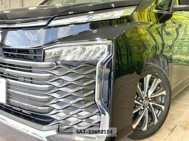Toyota VOXY HYBRID 2023-08 6642859-12
