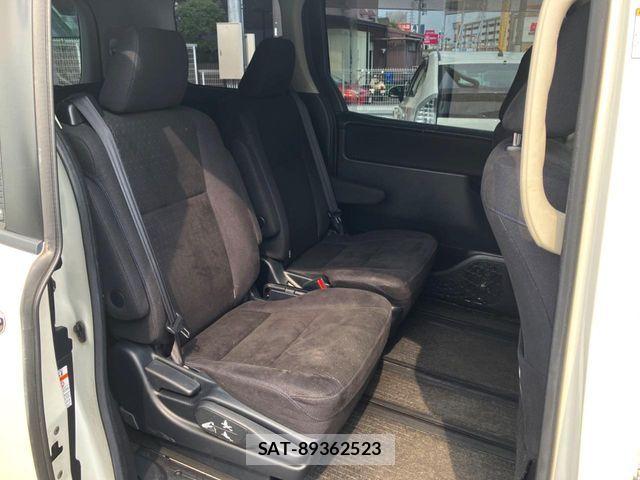 Toyota VOXY HYBRID 2014-10 6642861-13