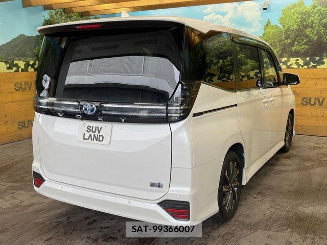 Toyota VOXY HYBRID 2023-05 6642857-16