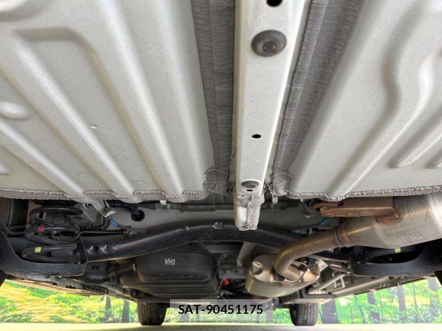 Toyota VOXY HYBRID 2022-09 6674117-19