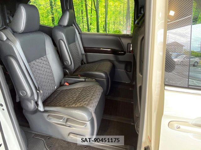 Toyota VOXY HYBRID 2022-09 6674117-8
