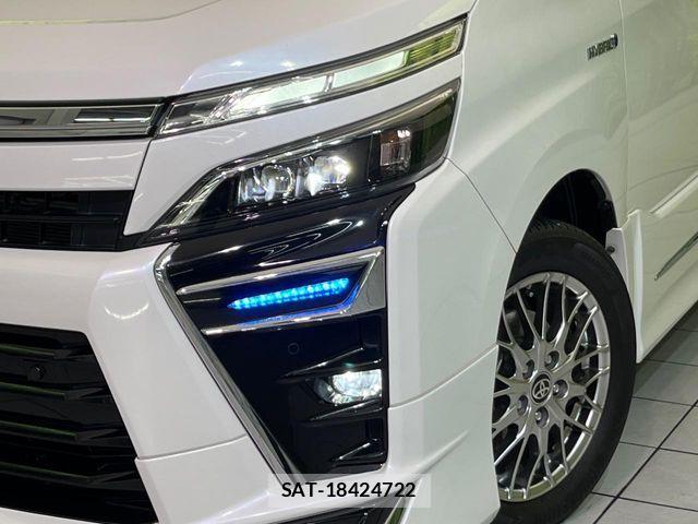 Toyota VOXY HYBRID 2019-05 6678753-12