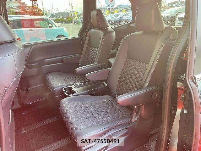 Toyota VOXY HYBRID 2022-12 6678745-12