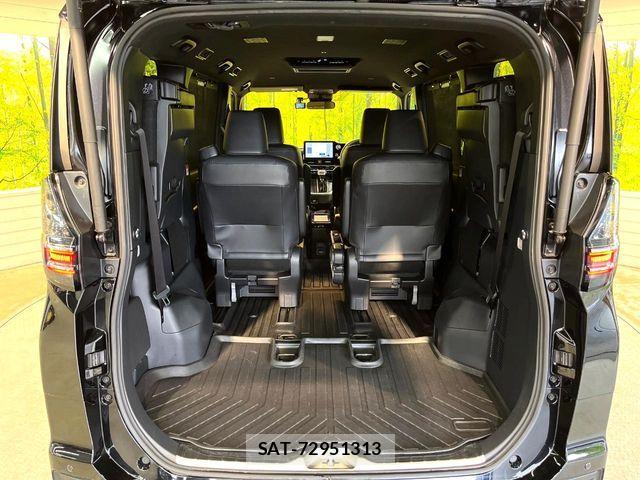 Toyota VOXY HYBRID 2023-07 6678733-10
