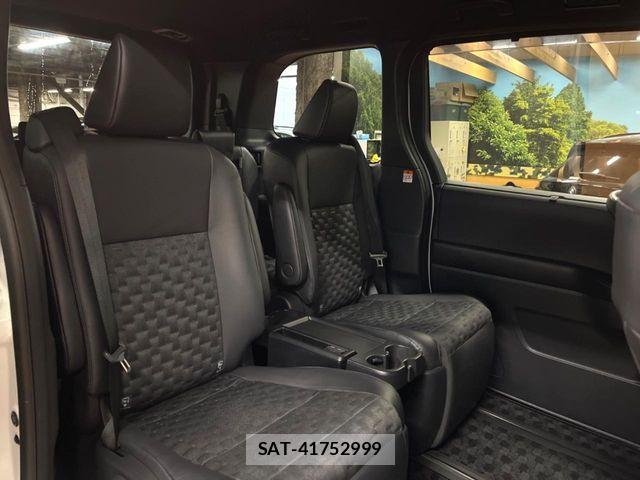Toyota VOXY HYBRID 2023-08 6678731-9