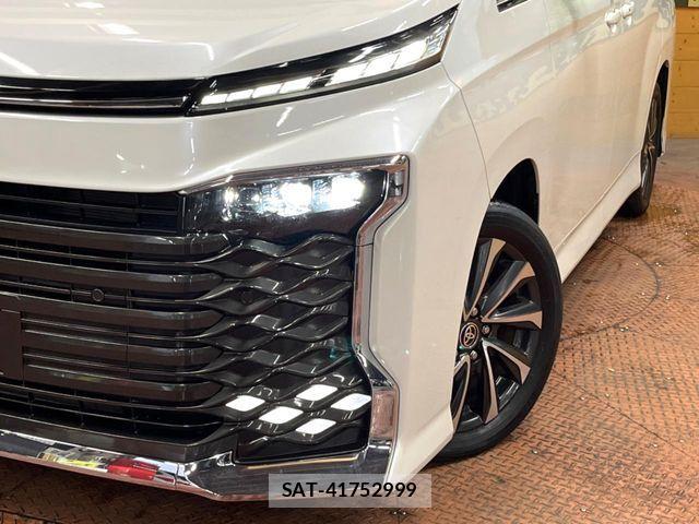 Toyota VOXY HYBRID 2023-08 6678731-13