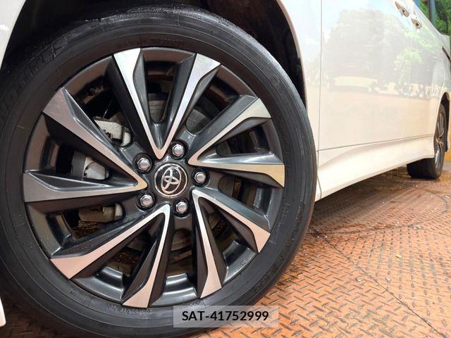 Toyota VOXY HYBRID 2023-08 6678731-14