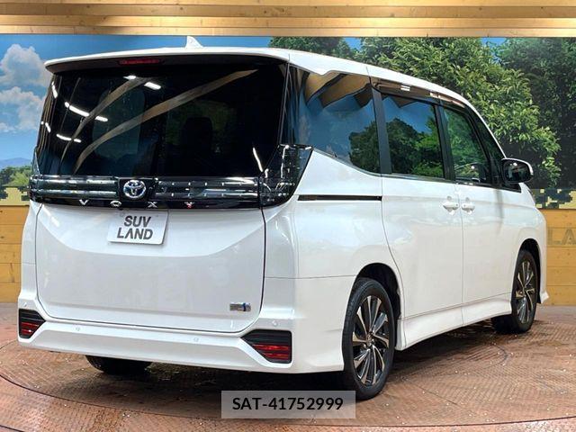 Toyota VOXY HYBRID 2023-08 6678731-18