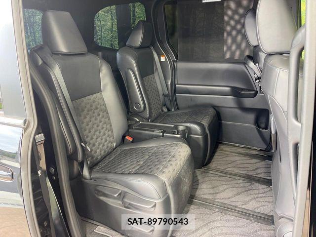 Toyota VOXY HYBRID 2023-09 6678735-10