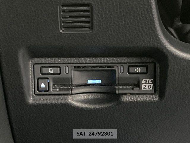 Toyota VOXY HYBRID 2022-10 6678744-5