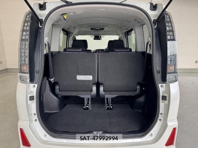 Toyota VOXY HYBRID 2016-11 6678757-11