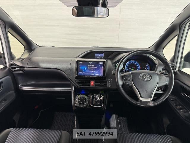 Toyota VOXY HYBRID 2016-11 6678757-1