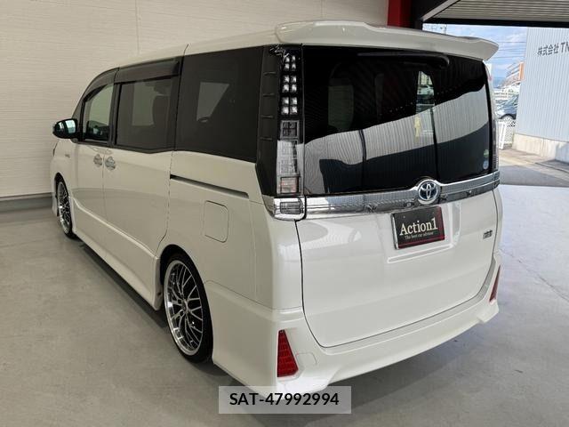 Toyota VOXY HYBRID 2016-11 6678757-3