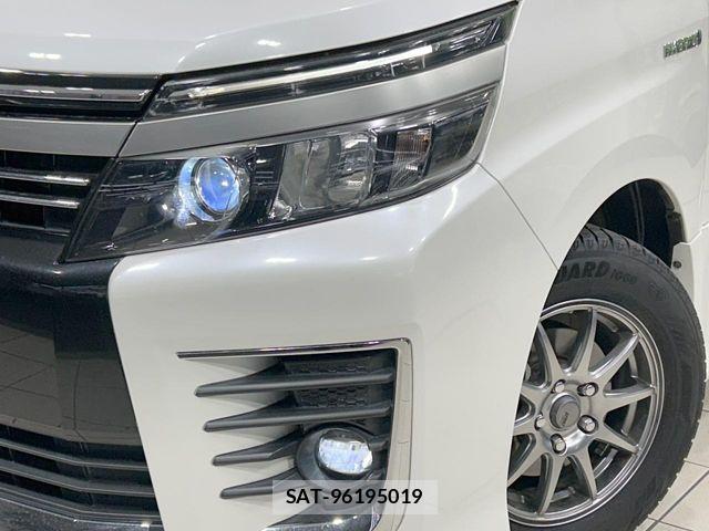 Toyota VOXY HYBRID 2017-06 6678759-12