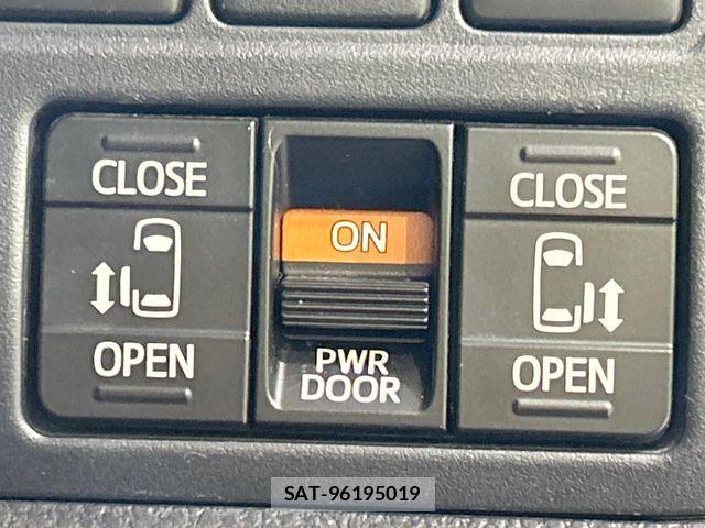 Toyota VOXY HYBRID 2017-06 6678759-5