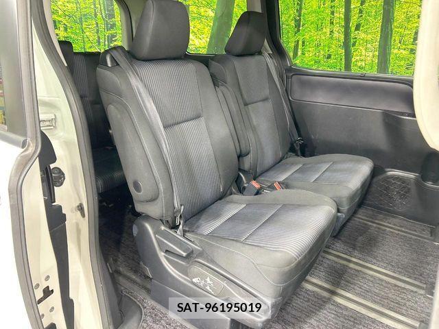 Toyota VOXY HYBRID 2017-06 6678759-8