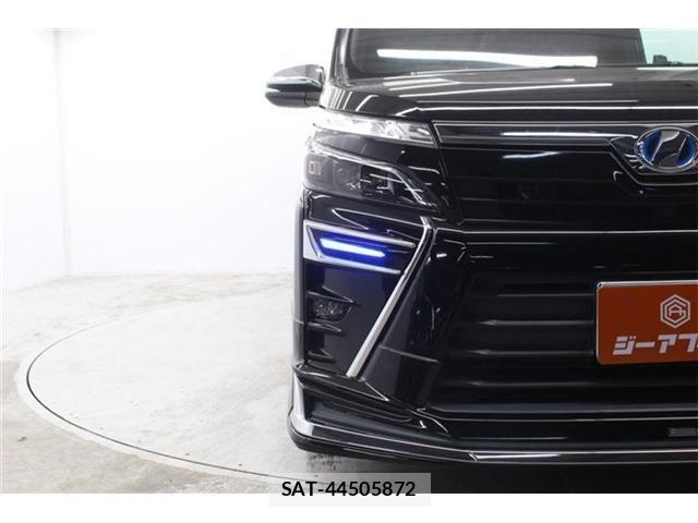Toyota VOXY HYBRID 2018-09 6684073-10