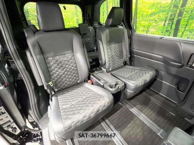 Toyota VOXY HYBRID 2023-06 6691341-8