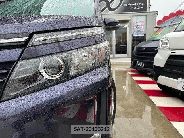 Toyota VOXY HYBRID 2014-05 6691344-1