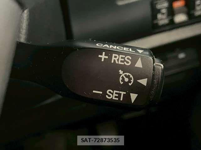 Toyota VOXY HYBRID 2015-10 6717756-2